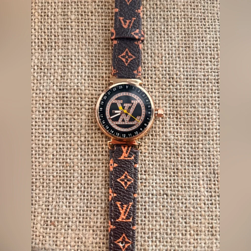FAUX LOUIS VUITTON SMALL FACED WOMEN WATCH - Picture 1 of 6